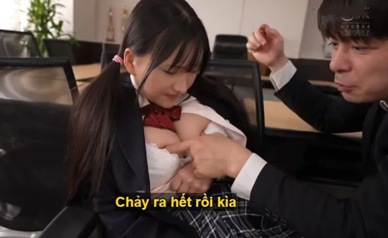 Trong suốt 3 năm, thầy giáo rèn luyện cô học trò ngực đẹp thành “hũ chứa tinh”